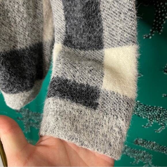 CYRUS Black & White Plaid Fuzzy Soft Scoop Neck Long Sleeve Sweater Size M - Picture 4 of 10